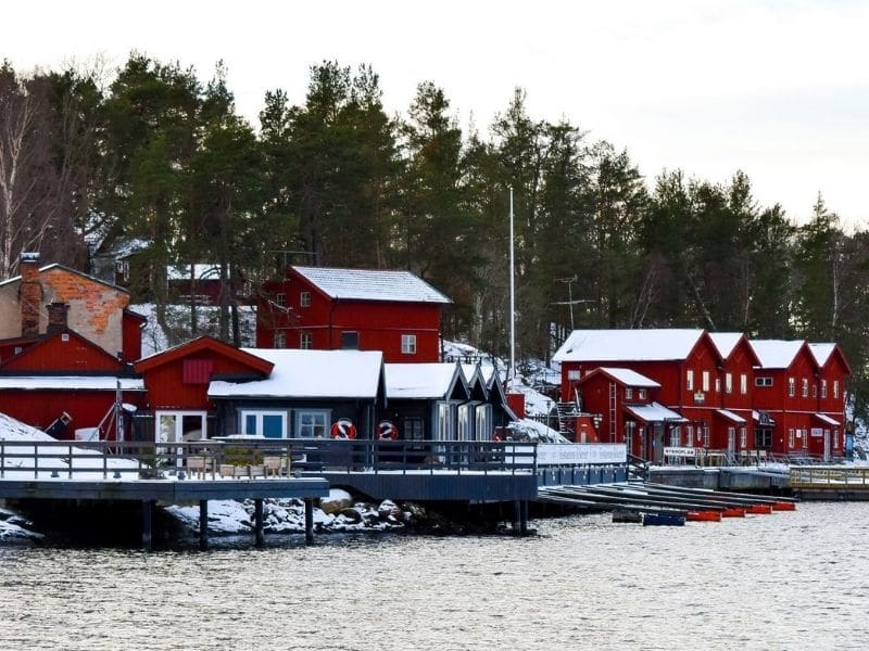 Maison rouge typique des îles suédoises avec embarcadère bateau (miniature)